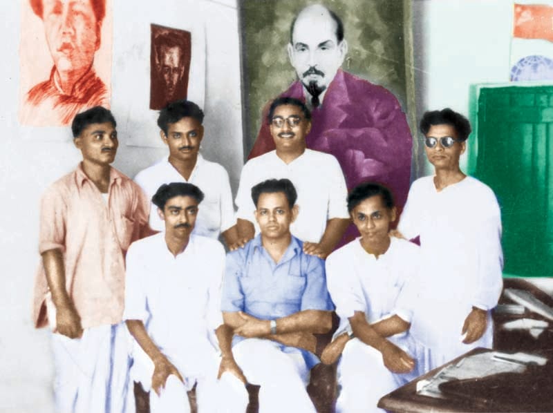 1948, ಏಪ್ರಿಲ್ 24, ಎಸ್ಯುಸಿಐ ಕಮ್ಯುನಿಸ್ಟ್ ಪಕ್ಷದ ಸಂಸ್ಥಾಪನಾ ಸಮಾವೇಶ. ಮಧ್ಯದಲ್ಲಿ ಕುಳಿತಿರುವವರು ಕಾಮೇಡ್ ಶಿವದಾಸ್ ಘೋಷ್. ಅವರ ಬಲಕ್ಕೆ ಕಾ. ಸಚಿನ್ ಬ್ಯಾನರ್ಜಿ ಮತ್ತು ಎಡಕ್ಕೆ ಕಾ. ಸುಬೋಧ ಬ್ಯಾನರ್ಜಿ, ನಿಂತಿರುವವರು ಎಡದಿಂದ ಬಲಕ್ಕೆ: ಕಾ. ಹಿರೇನ್ ಸರ್ಕಾರ್, ಕಾ. ರತಿನ್ ಸೇನ್, ಕಾ. ಪ್ರಿತೀಶ್ ಚಂದಾ ಮತ್ತು ಕಾ. ನಿಹಾರ್ ಮುಖರ್ಜಿ.
